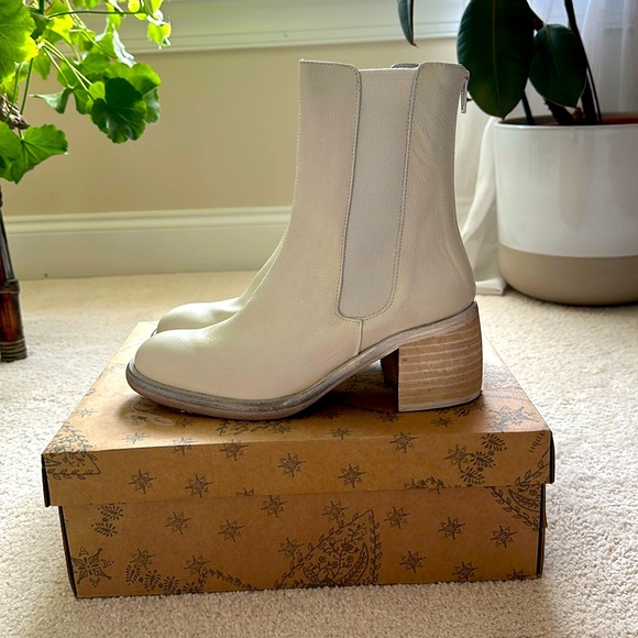 Free People Essential Chelsea Boot - Picture 1 of 3